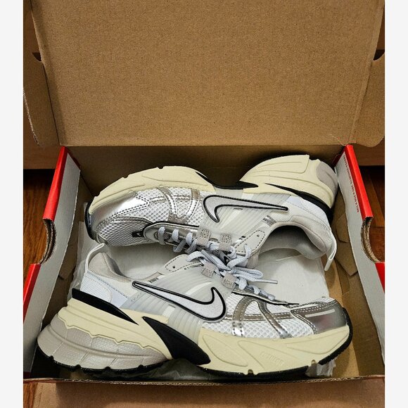Nike V2K Run Women's Running Sneakers White Metallic Silver FD0736-100 Size 5.5 - Picture 2 of 10